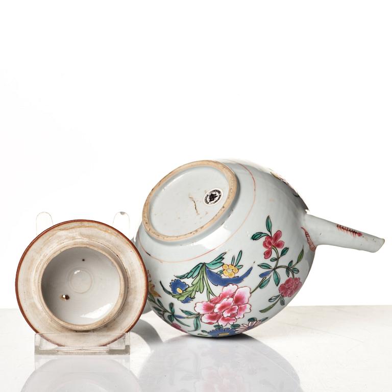 A famille rose tea pot with cover and cups with stand, Qing dynasty, 18th Century.