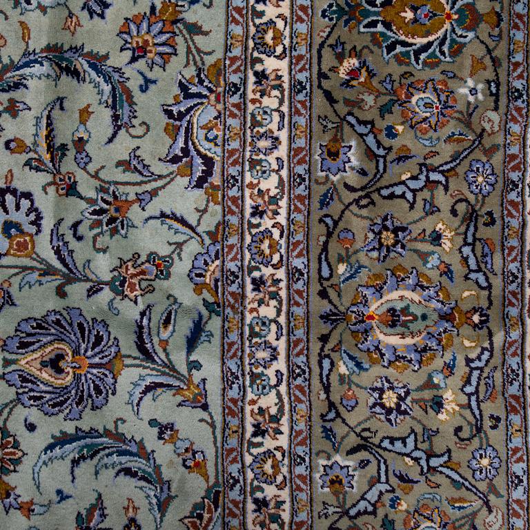 A carpet, an old Kashan, ca 554,5 x 351,5-358 cm, an inscription: Kashan Tavasoli.