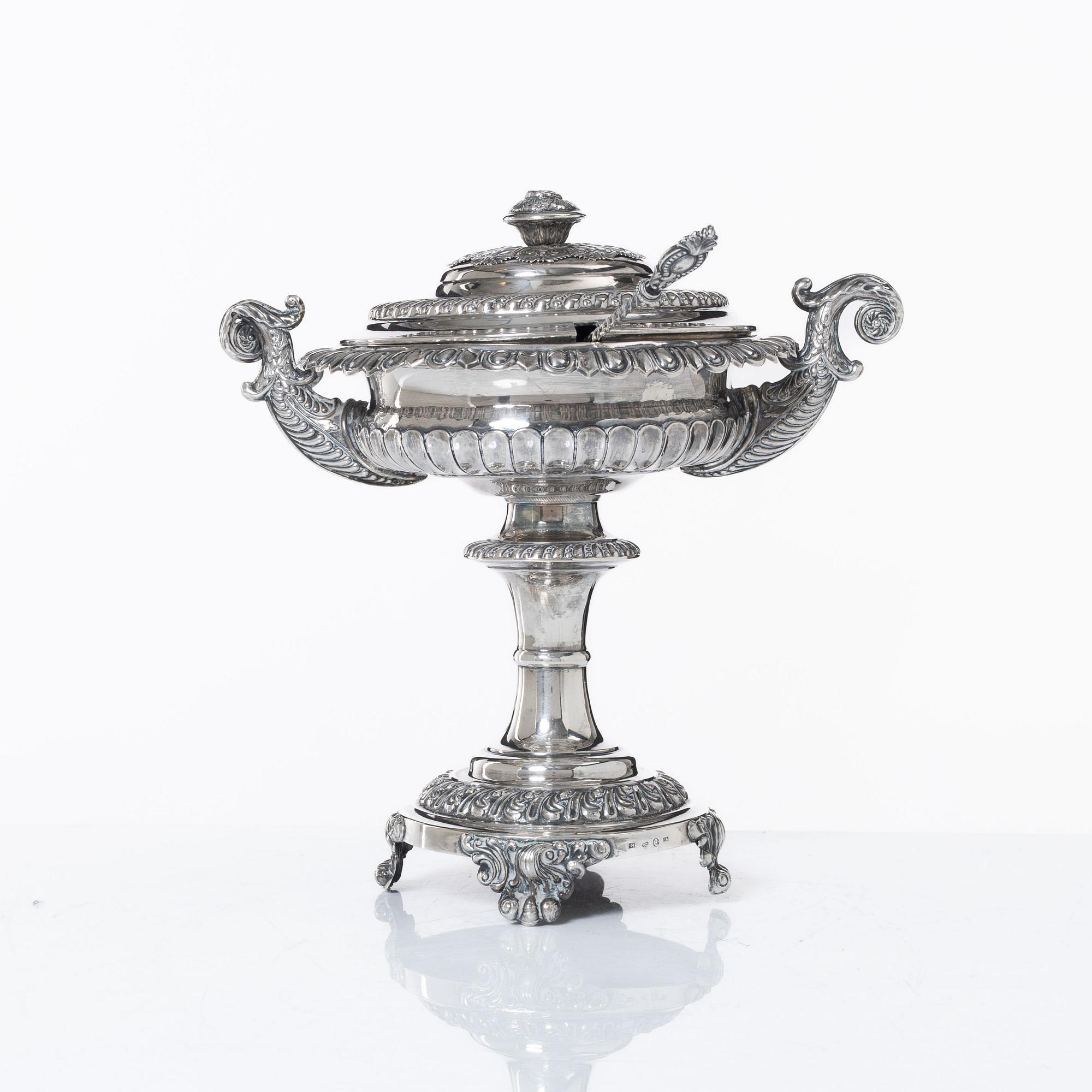 Sockerskål på fot, silver, Fredrik Nymansson, Kristinehamn 1839. Senempire.
