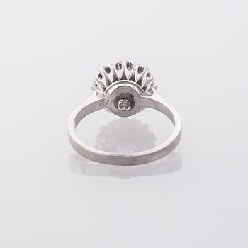 RING, 18K vitguld med briljantslipade diamanter, enligt gravyr 0.81 ct. Ragner Lennart, Göteborg, 1974.