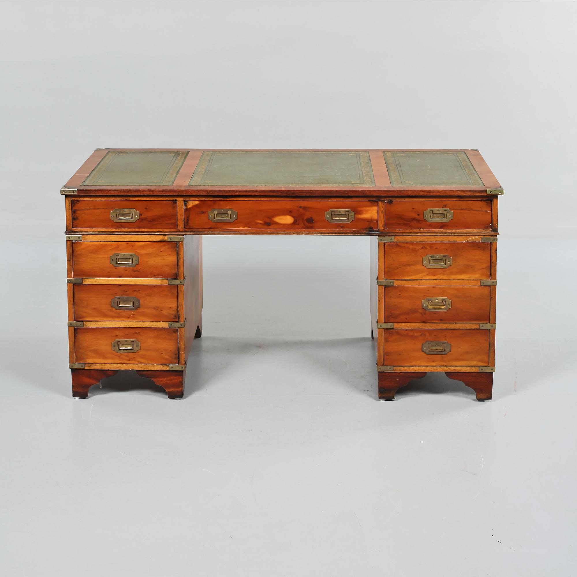 SKRIVBORD, engelsk stil, 1900-talets andra hälft.