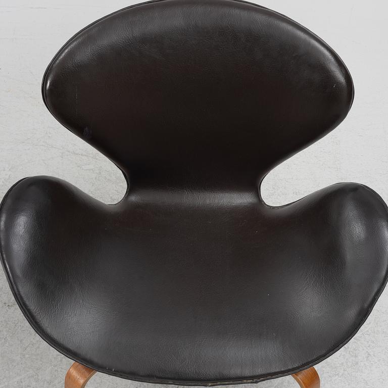 Arne Jacobsen, fåtöljer, ett par, modell 1166, ”Svanen”, Fritz Hansen, Danmark, 1900-talets andra hälft.