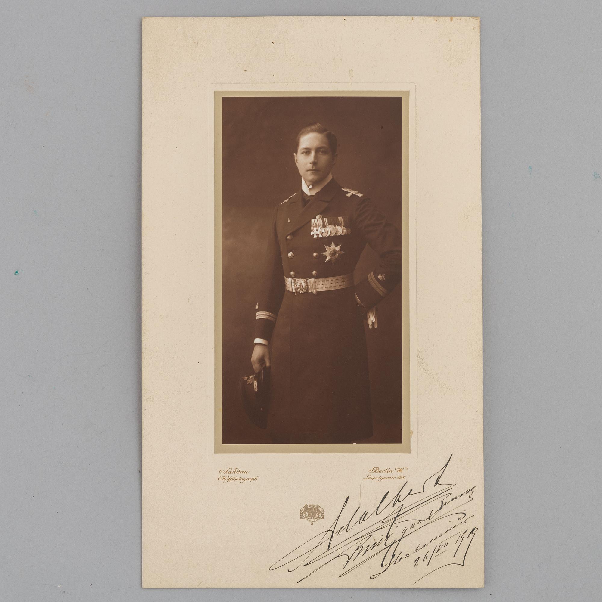 Tyska kungliga fotografier, 2 egenhändigt signerade, daterade 1899 och 1908.