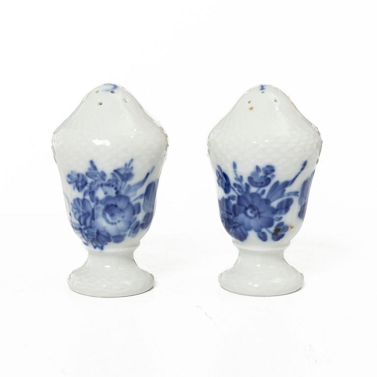 Royal Copenhagen, a set of five porcelain pieces, 'Musselmalet' / 'Blue Fluted' and 'Blå blomst', Denmark.