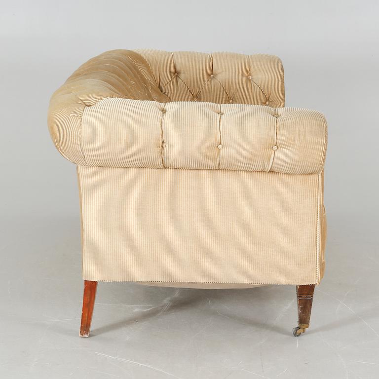 SOFFA, chesterfieldmodell, enligt uppgift tillverkad av AB Aug. Hylén, Kristianstad, tidigt 1900-tal.