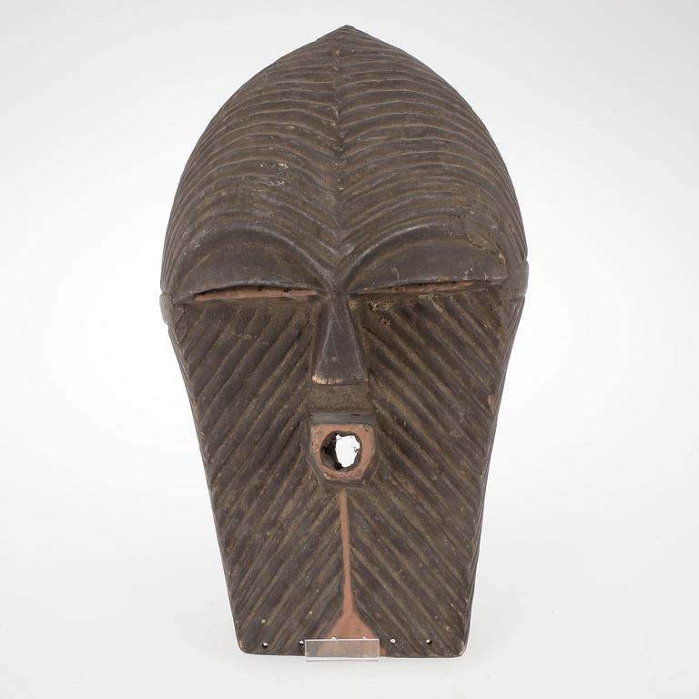 MASK, skuret trä, Afrika, omkring 19000-talets mitt.
