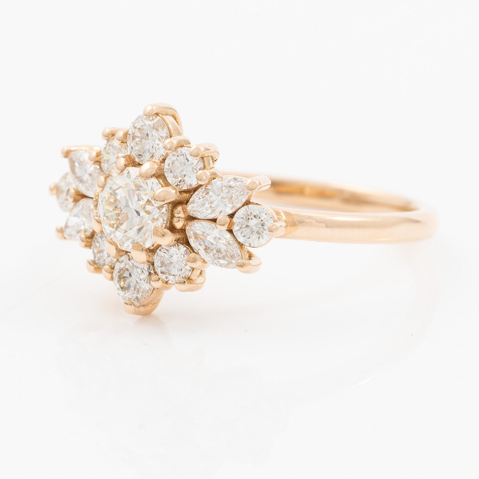 Ring 14K roséguld i form av blomma med briljantslipade och markisslipade diamanter.