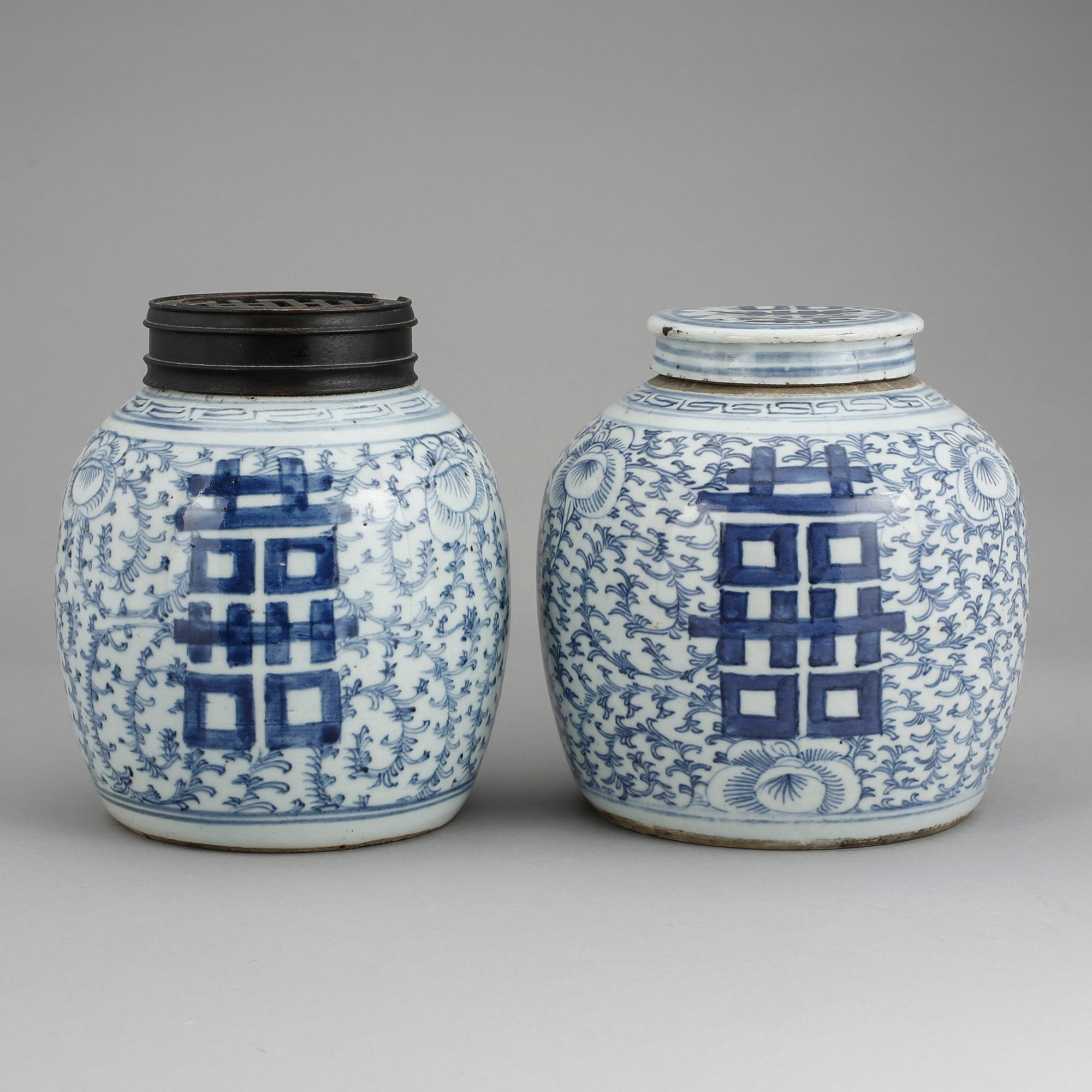 BOJANER MED LOCK, 2 stycken, porslin, Kina, 1800-tal.