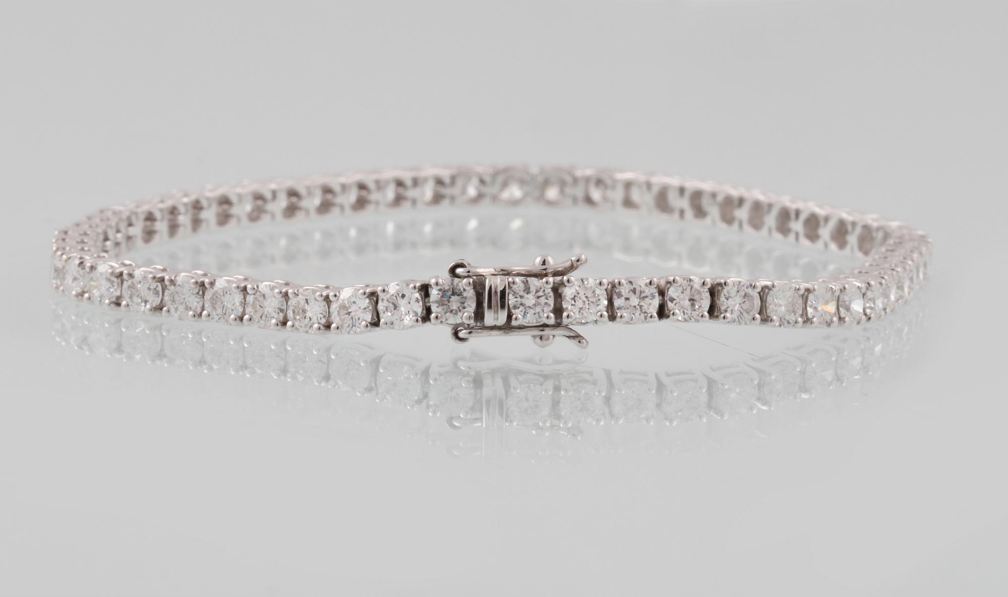 ARMBAND, 18K vitguld med 55 briljantslipade diamanter, ca 6.23 ct, Milano, Italien. Vikt 12,4 gram.