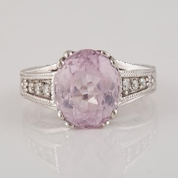 RING, 14K vitguld med b6 riljantslipade diamanter samt ovalsslipad kunzit. Vikt 9,1 gram.