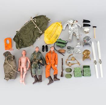 A lot of two Gi Joe figures and extre accessories, Hasbro, 1960/70s.