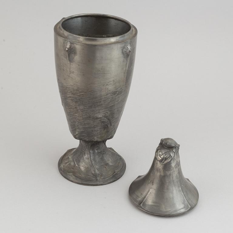 Pokal med lock, tenn, jugend, Schreuder & Olsson, Stockholm, 1909.