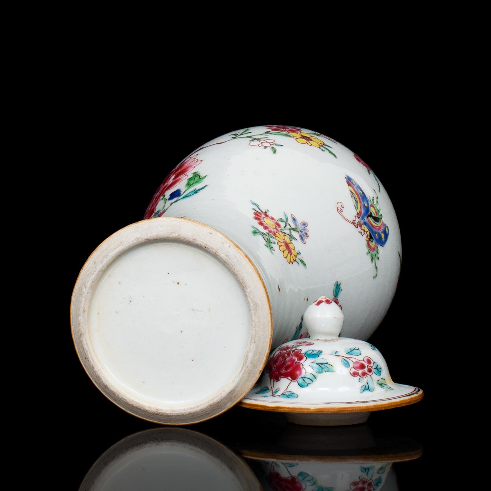URNA MED LOCK, porslin. Kina, famille rose. 1700-tal.