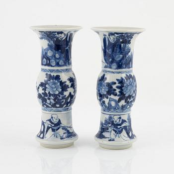 Vaser, ett par, karott med lock samt fat två stycken, porslin, Kina, Qingdynastin, 1800-tal.