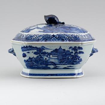 TERRIN MED LOCK, porslin, Kina, 1700/1800-tal.