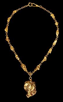 1014. COLLIER, handgjord collier av sk goldnuggets och stor guldklimp. 1960'tal.