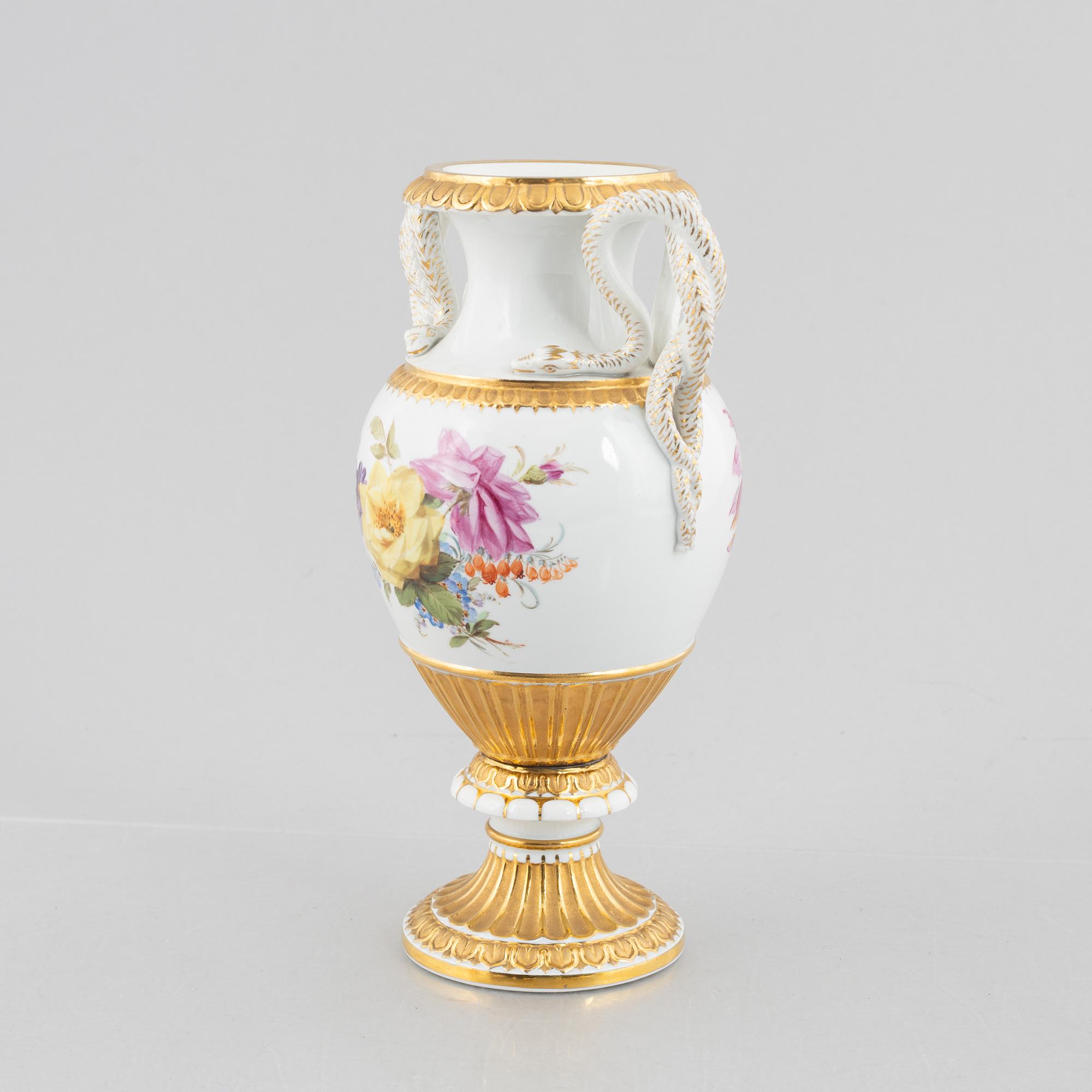 A porcelain urn, Meissen, mid 19th century.