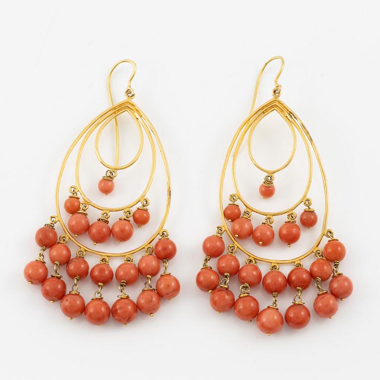 Earrings 14K gold with coral.