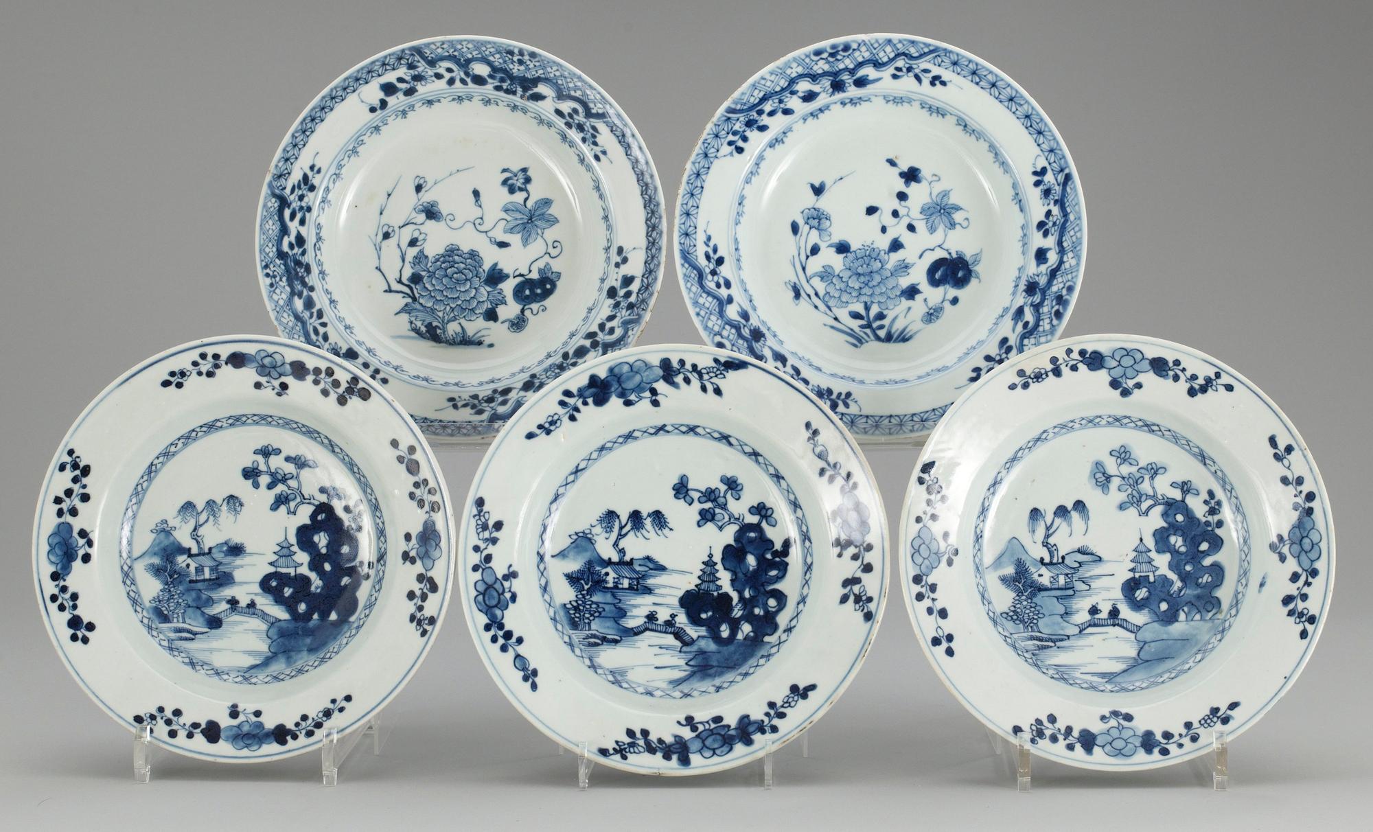 TALLRIKAR, 5 st (3+2), porslin. Qing dynastin. Qianlong (1736-95).