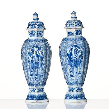 Vaser med lock, ett par, porslin. Qingdynastin, Kangxi (1662-1722).
