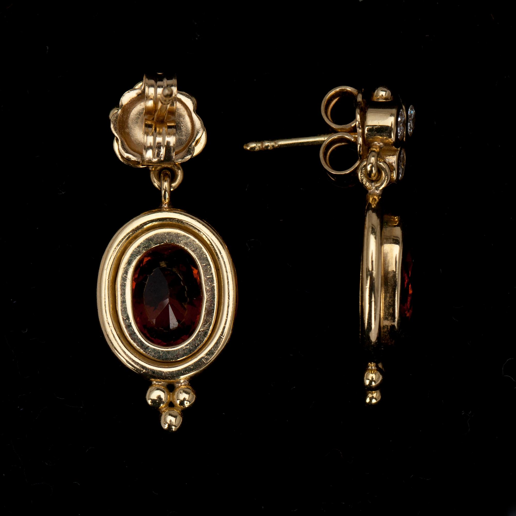 ÖRHÄNGEN, guld 18K, granater 4,4 ct, diamanter ca 0,30 ct, TEMPLE ST. CLAIRE. Vikt 8,0 g.