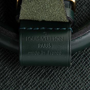 Louis Vuitton, "Taiga Kendall GM" laukku.