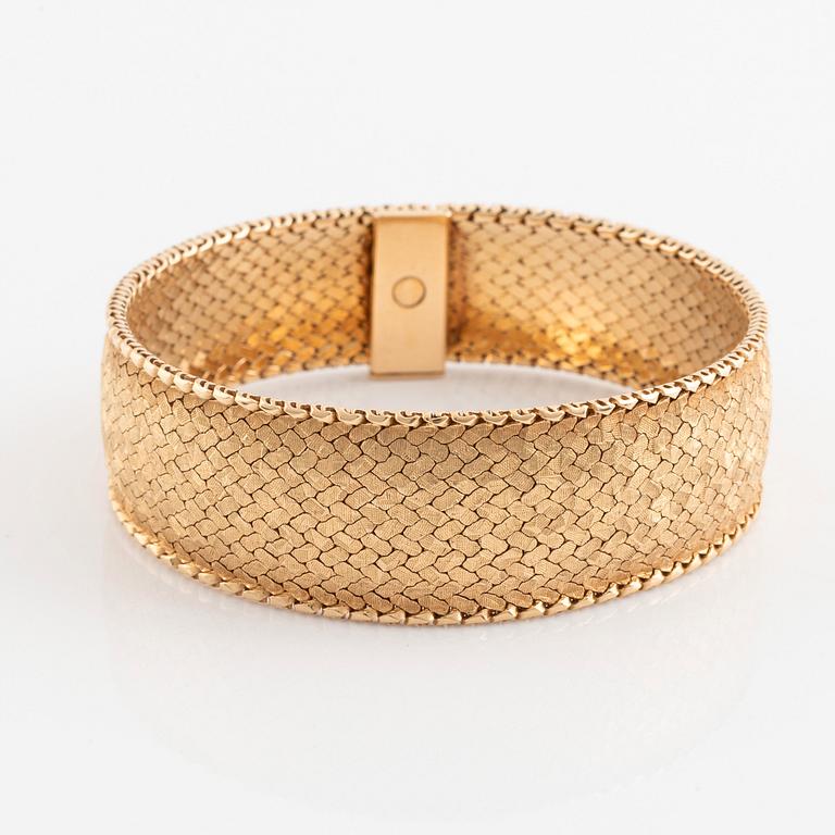 An 18K gold bracelet.