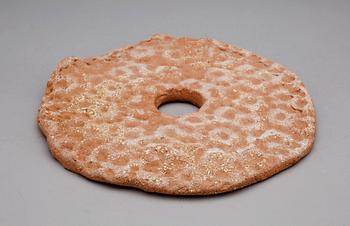 HERTHA HILLFON, knäckebröd, oglaserat lergods, sign H -82.