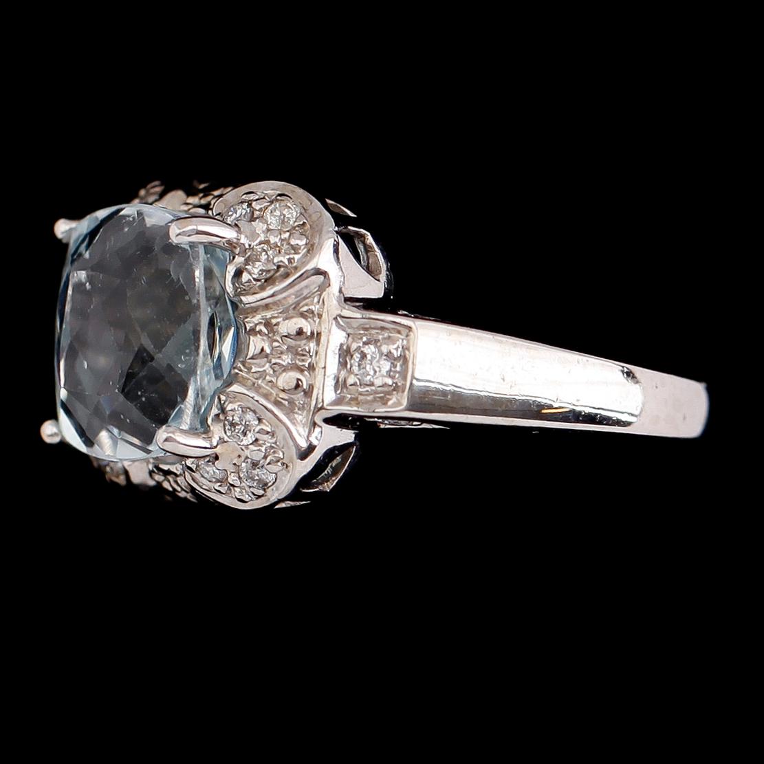 RING, 14 k guld, akvamarin ca 4.17 ct, mindre diamanter.