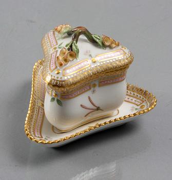 LOCKASK PÅ FAT, porslin. Royal Copenhagen "Flora Danica".
