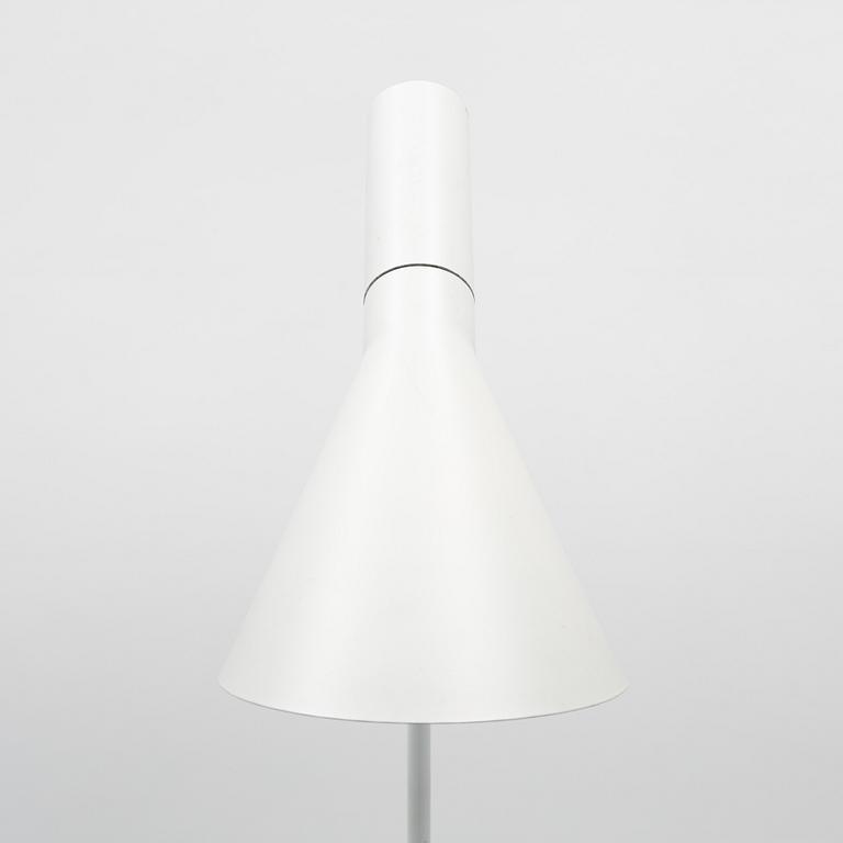 Arne Jacobsen, golvlampa, "AJ", Louis Poulsen, Danmark.