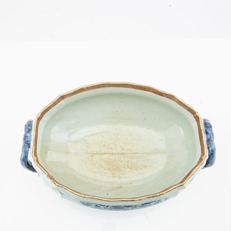 A Chinese blue and white export porcelain tureen with cover, Qing dynasty, 18th century.