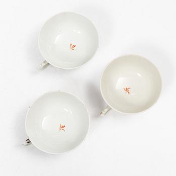 Parti, porslin samt fat i emalj på koppar, nio delar. Qingdynastin, 1700-tal.