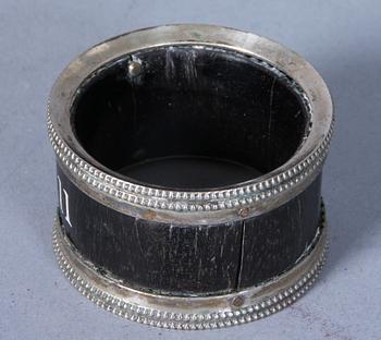 SERVETTRINGAR, 12 st, pläter och trä,1800-talets slut.