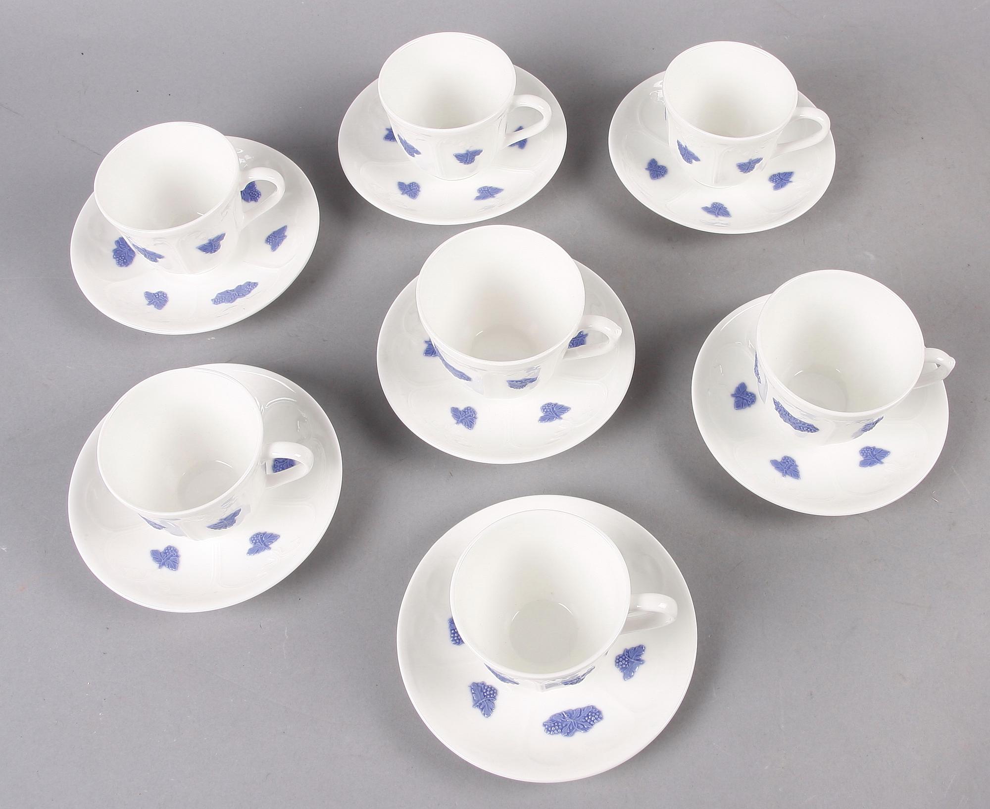 KAFFE- samt TEKOPPAR med FAT, 7 st, benporslin, "Blå Blom" Gustavsberg.