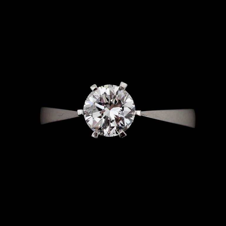 RING, 18k vitguld med briljantslipad diamant ca0,80ct enl grav. 1976. Tot.vikt 4,3g.
