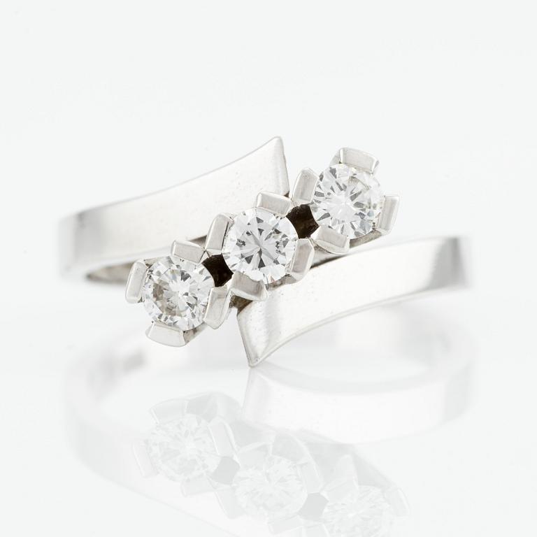Ring, 18K white gold with brilliant cut diamonds.