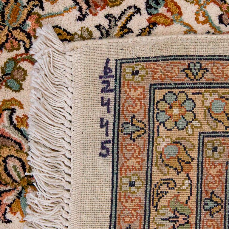 Matta, Kashmir, silkkiä, noin 312 x 425 cm.