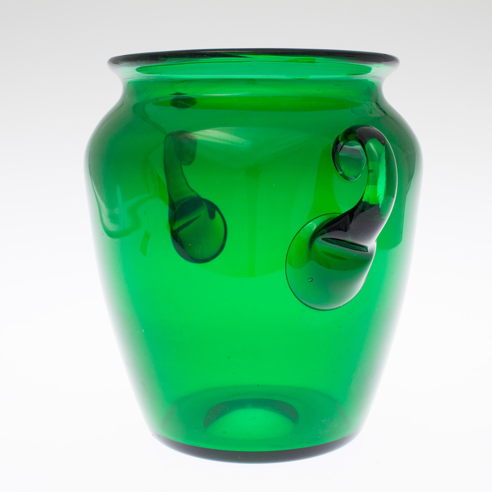 A GLASS VASE, early 20th century.