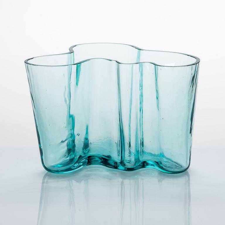 Alvar Aalto, A '9750' vase Karhula Glassworks in production 1937-1949.