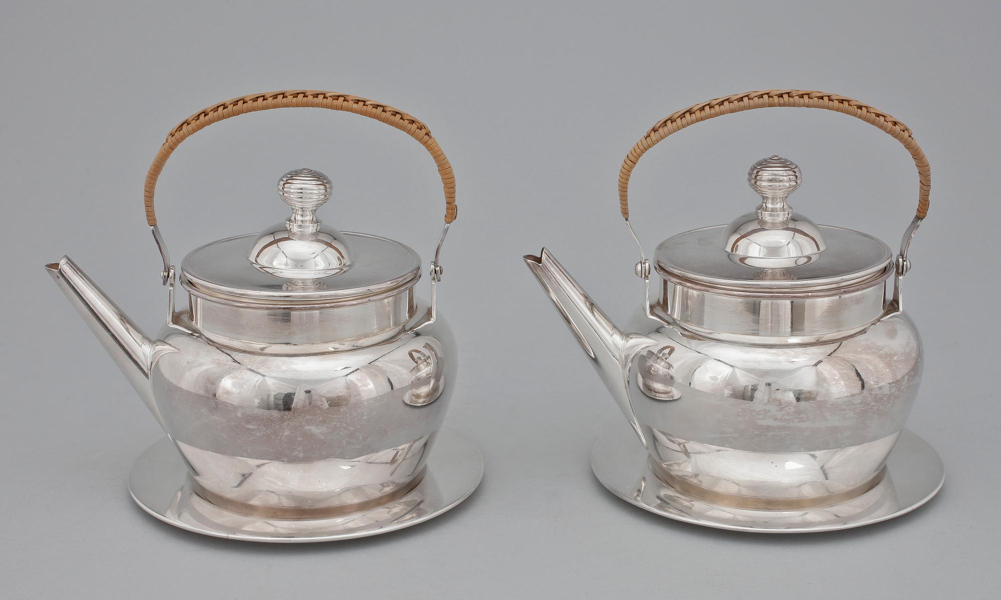 TEKANNOR MED FAT, ett par, nysilver, CG Hallberg, Stockholm 1920-tal.