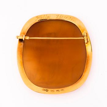 EVA GYLDÉN, An 18K gold and cameo brooch. Set by Heikki Kaksonen, Helsinki, Finland 1946.