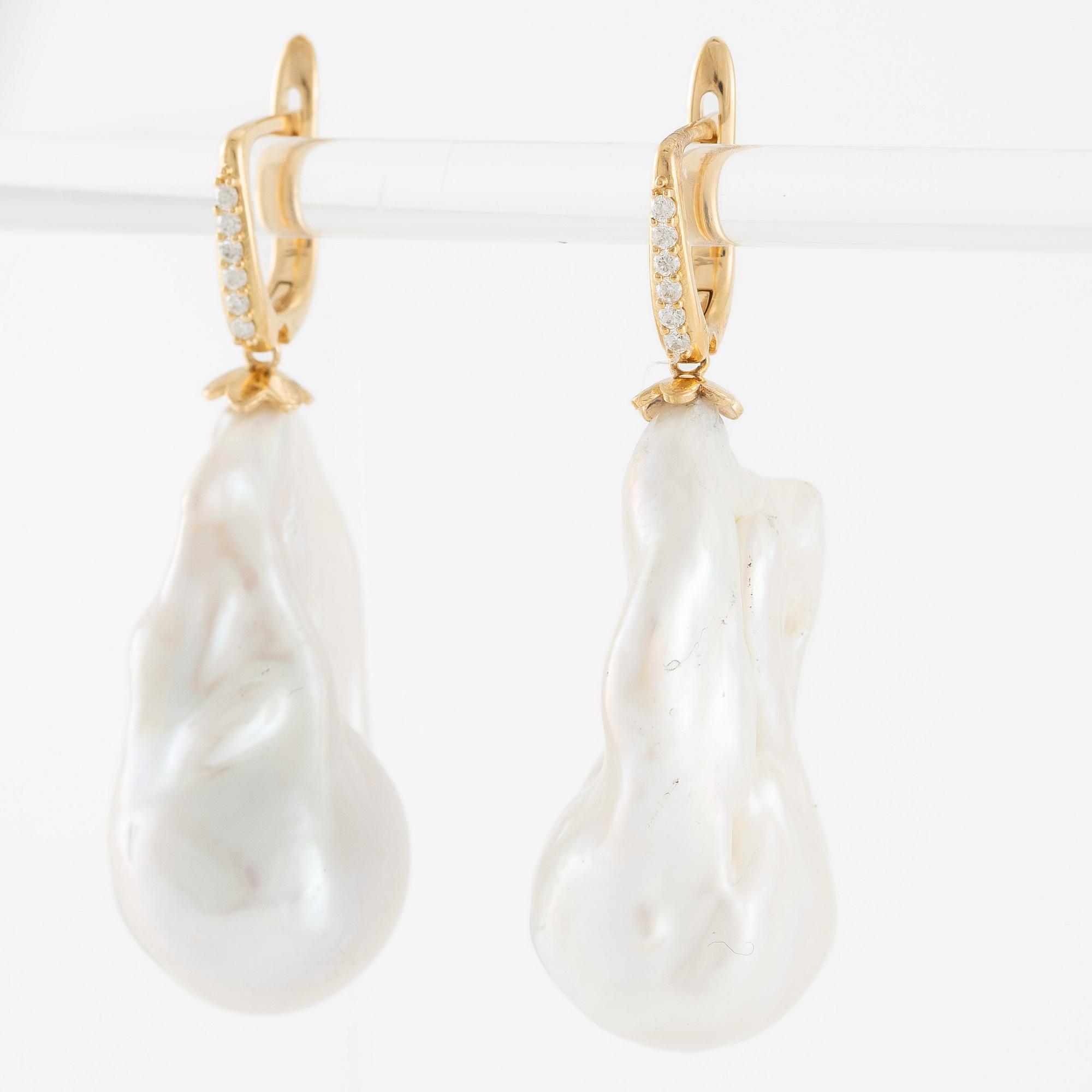 Earrings 18K gold with cultured baroque freshwater pearls and brilliant-cut diamonds.