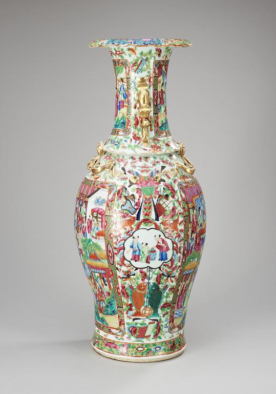 A kanton vase, Qing dynasty 19th century.