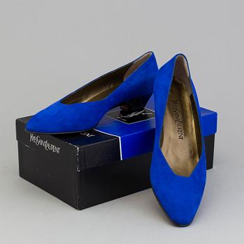 a pair of Yves Saint Laurent shoes size 41.