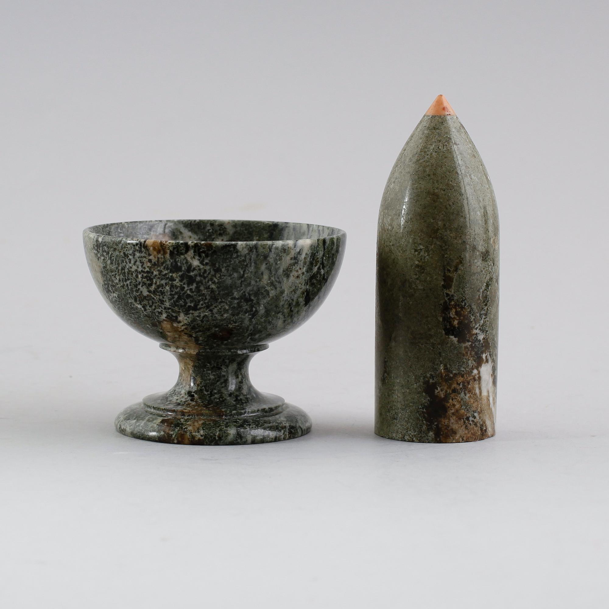 BREVPRESS SAMT SKÅL på fot, kolmårdsmarmor, 1900-tal.