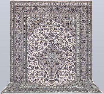 A Keshan carpet, approx. 343 x 253 cm.