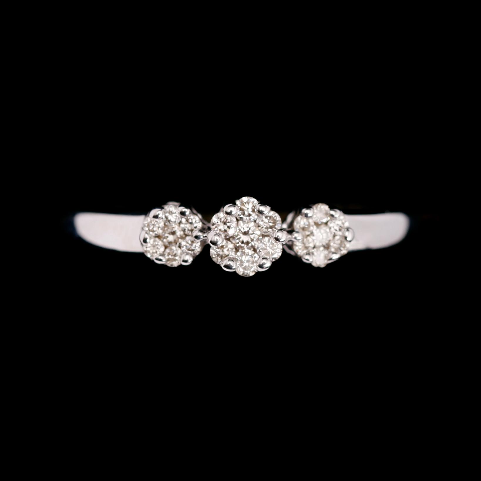 RING, 18 k vitguld, briljantslipade diamanter totalt 0.30 ct.  Total vikt ca 3,3 gram.