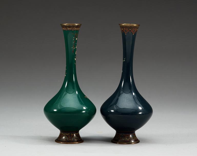 VASER, två stycken, cloisonne. Japan, Meiji (1867-1912).