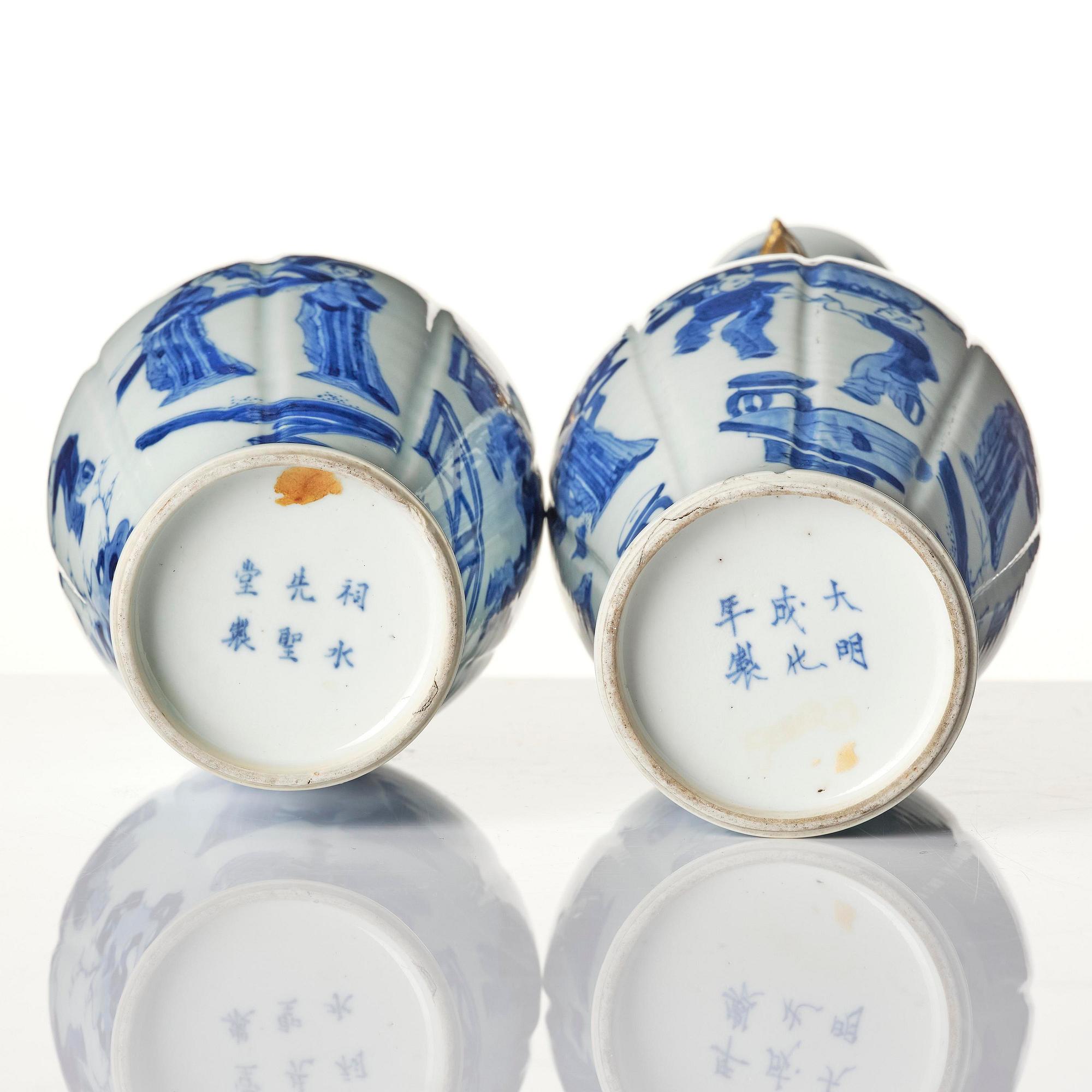 A pair of blue and white vases, Qing dynasty, Kangxi (1662-1722).